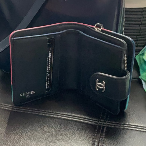CHANEL COMPACT TRICOLOR WALLET. In excellent used condition - Picture 4 of 6